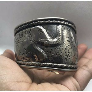 Silver tone etched elephants facing each other cuff bracelet